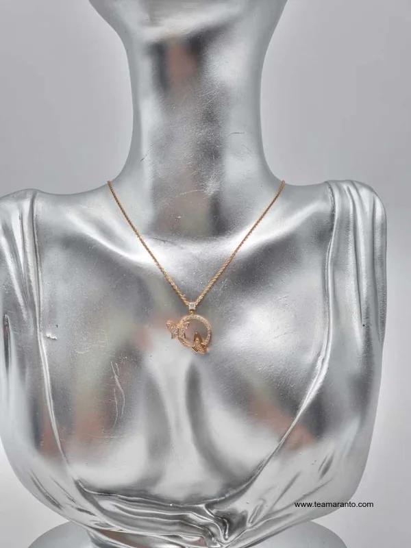 Collar Dorado Cadena Delgada con Dije de Mariposa Brillante Vista Frontal