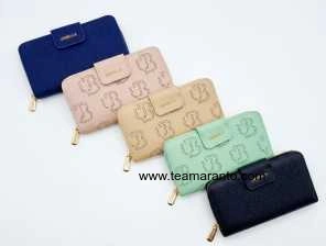 Cartera Amplia con Relieve de Logotipo y Broche Unibella, Varios Colores