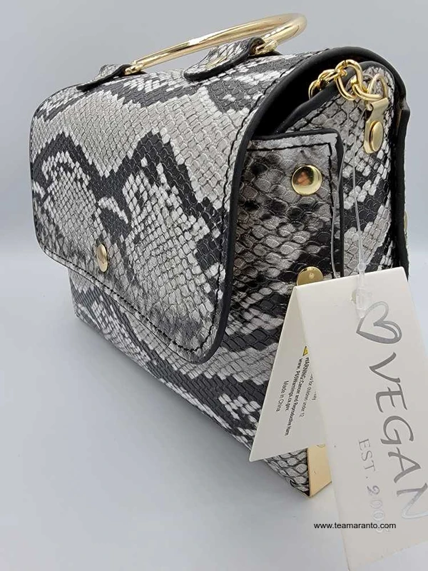 Cross Body Firme Estampado de Víbora Animal Print Color en Tonos grises Marca Vegan