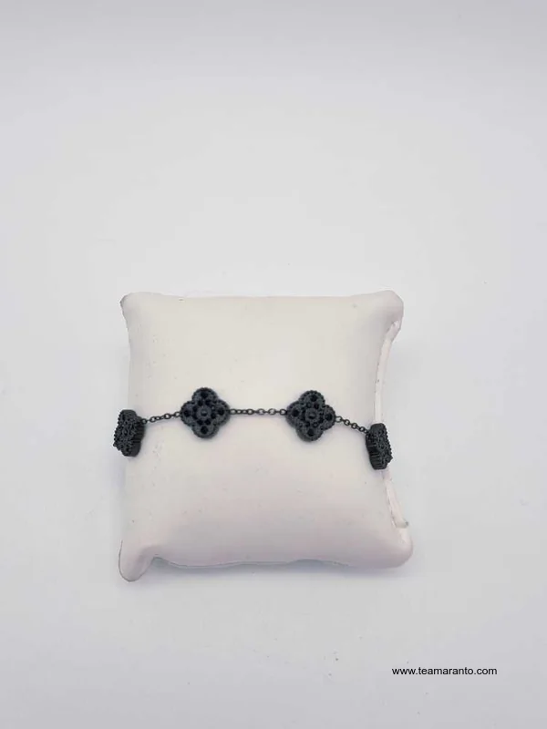 Pulsera con cuentas negras en forma de trebol