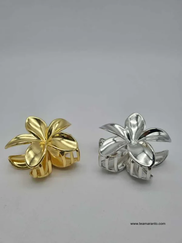 Pinza Metálica Flor Hawaiana Lisa Color Dorado o Plateado